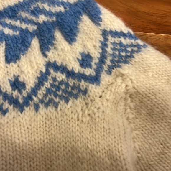 Not your average handmade grandma’s wool knit sweater cream and blue fits large - Picture 10 of 12